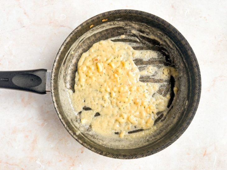 Farinha sendo incorporada à manteiga até formar pastinha.