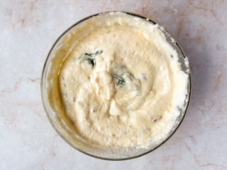 Claras batidas em neve sendo incorporadas delicadamente.