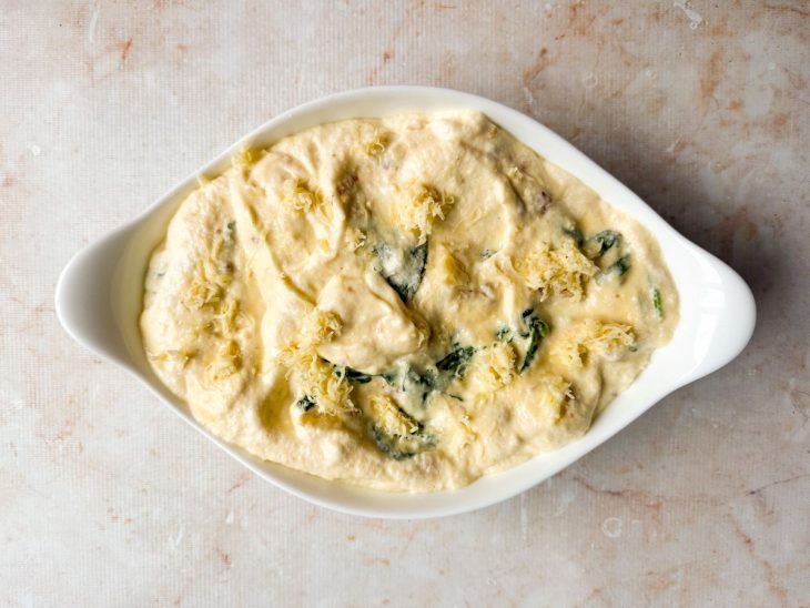 Massa do suflê na forma.