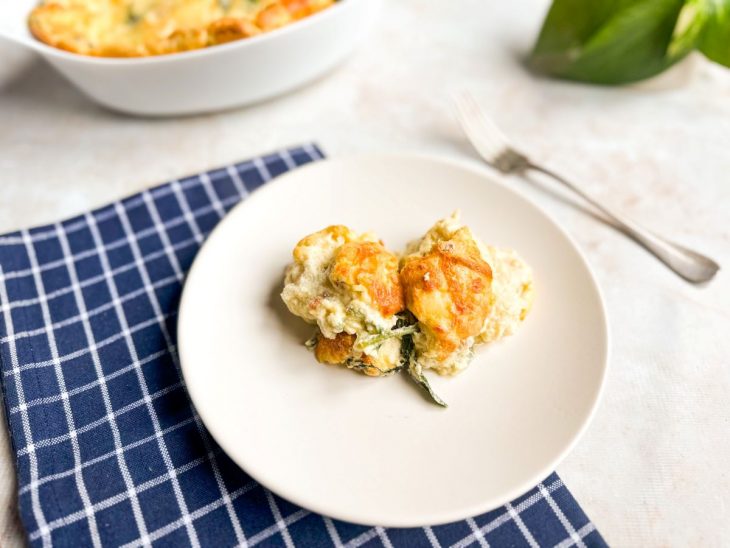 Suflê de espinafre com bacon servido.