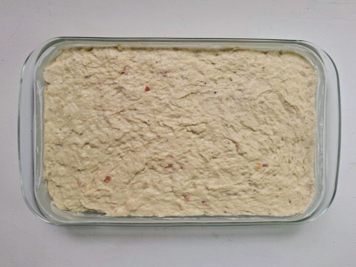 Refratário untado com a massa do suflê de frango pronta para ir ao forno.