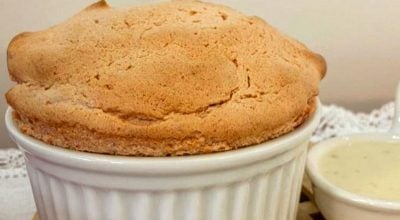 Suflê de goiabada com calda de queijo