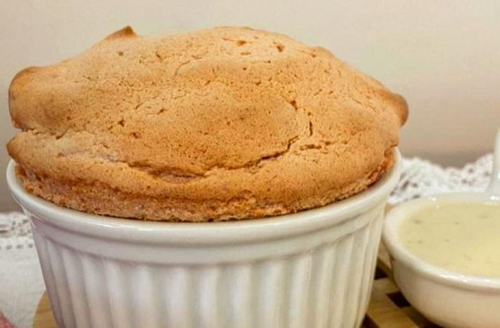 Suflê de goiabada com calda de queijo