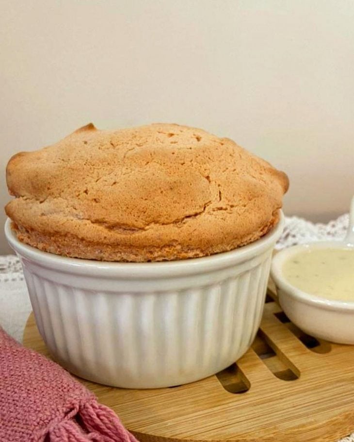 Suflê de goiabada com calda de queijo