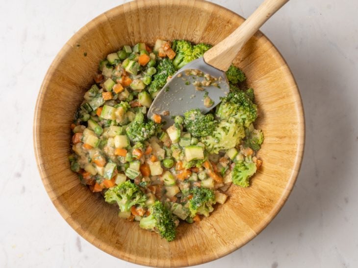 Uma tigela com os vegetais refogados misturados à farinha.