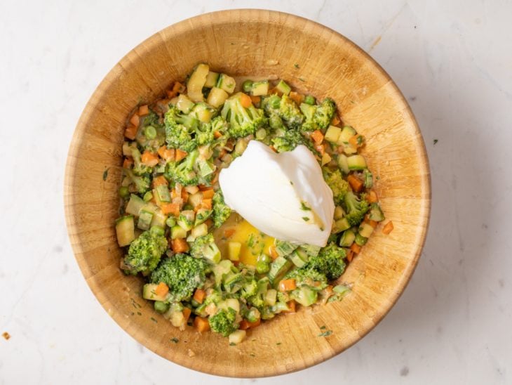 Uma tigela com o refogado de legumes, farinha, claras em neve e gemas.