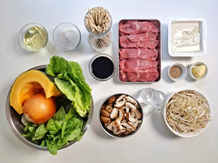 Uma bancada com os ingredientes da receita.