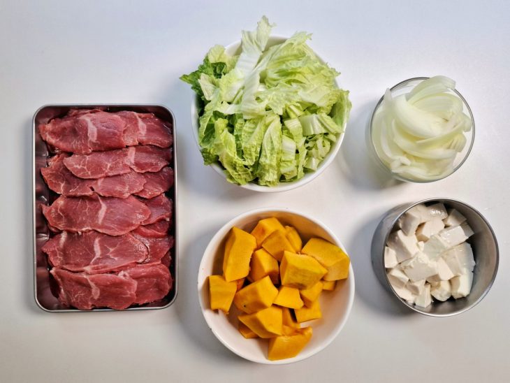 Recipientes com carne, cabotiá, acelga, cebola e tofu picados.