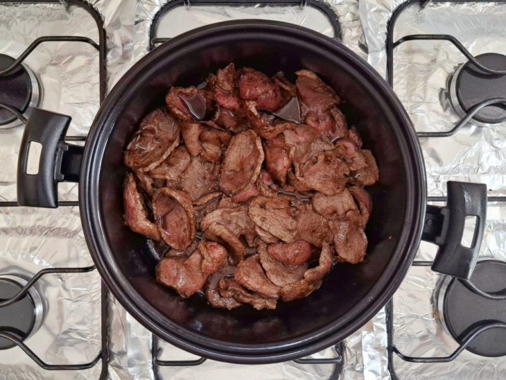 Uma panela com carne a dourar.
