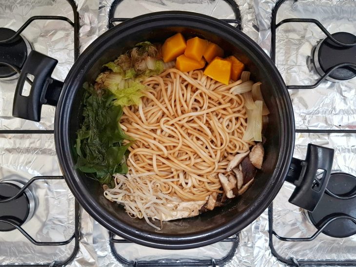Panela com o sukiyaki ao ponto.