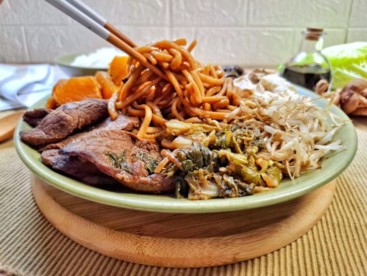 Um prato com sukiyaki.