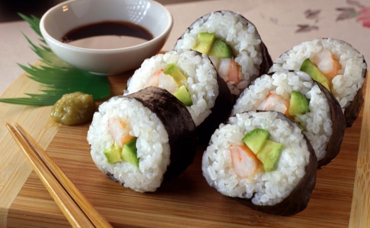 Sushi de futomaki em uma tábua