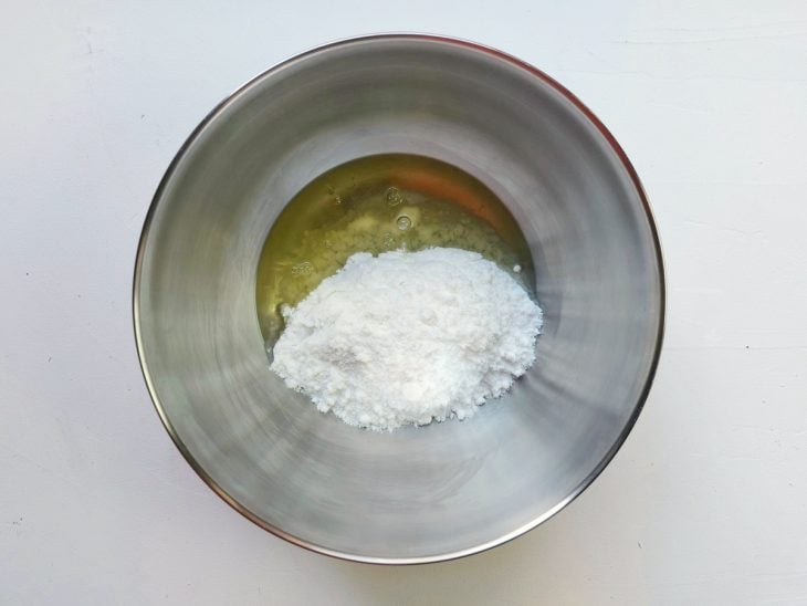 Uma tigela com a mistura dos ingredientes do suspiro.