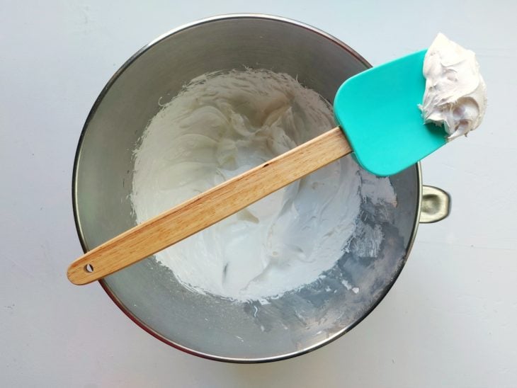 Uma tigela com a mistura de suspiro ao ponto.