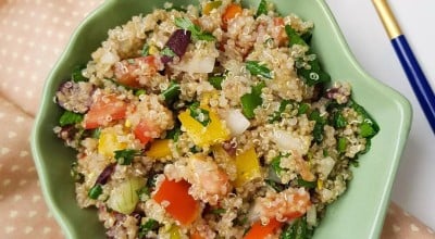 Tabule de quinoa com azeitona-preta