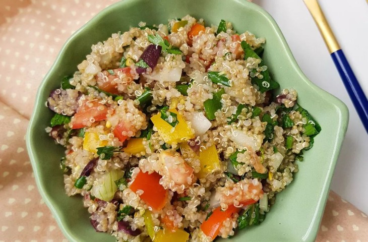 Tabule de quinoa com azeitona-preta