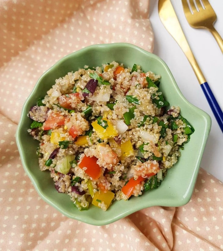 Tabule de quinoa com azeitona-preta