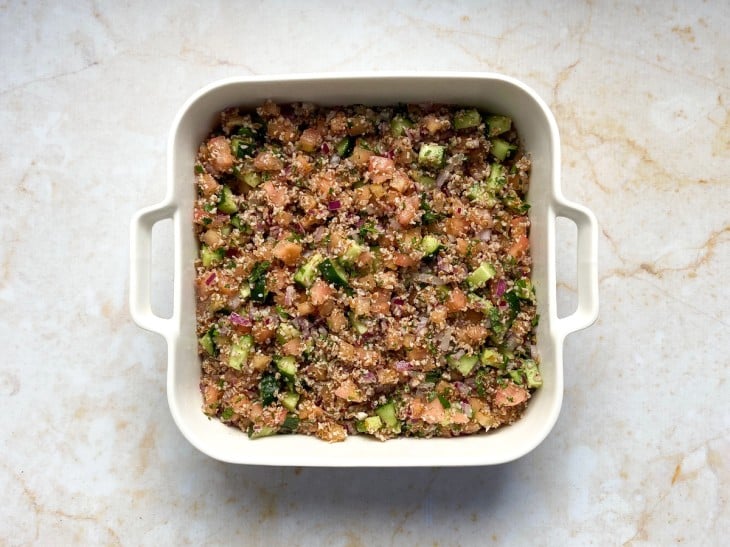 Um recipiente com tabule.