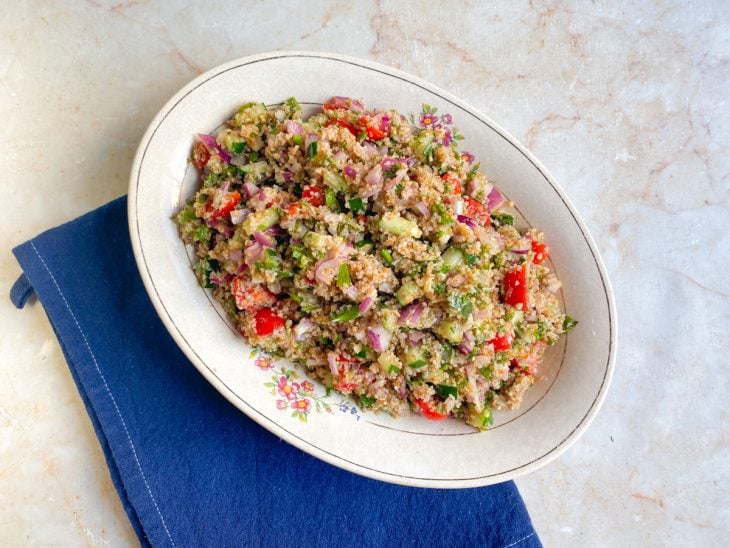 Tabule simples pronto para consumo em um refratário de porcelana.