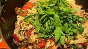 Tagliatelle com cogumelos e tomate confit