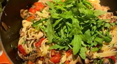 Tagliatelle com cogumelos e tomate confit