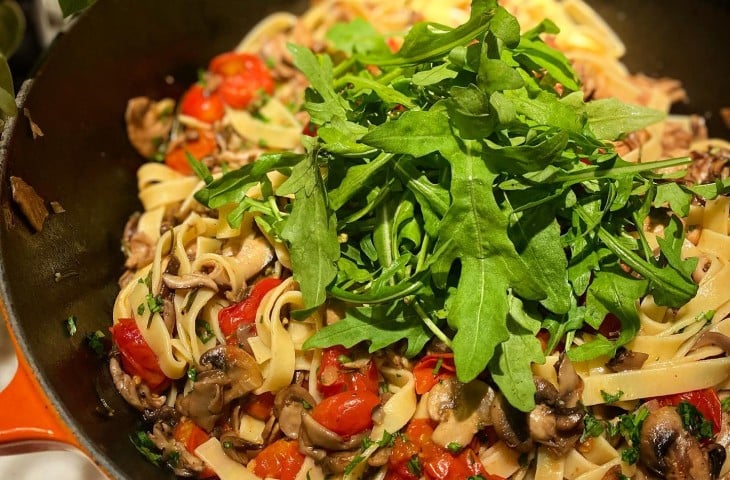 Tagliatelle com cogumelos e tomate confit