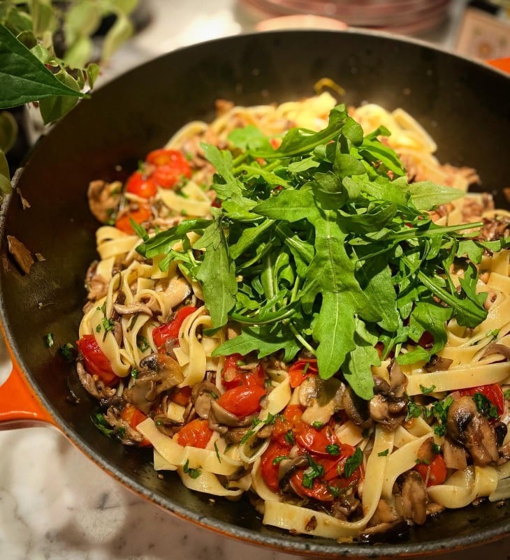 Tagliatelle com cogumelos e tomate confit