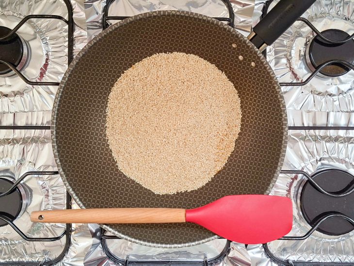 Gergelim numa panela no fogão.