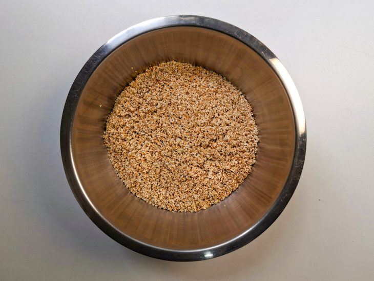 Gergelim quente reservado num recipiente.