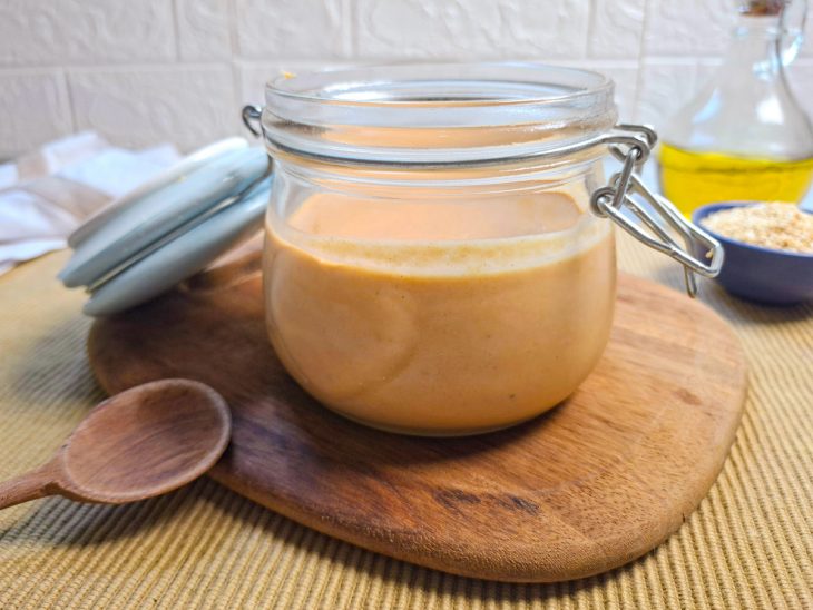 Tahine caseiro pronto para consumo.