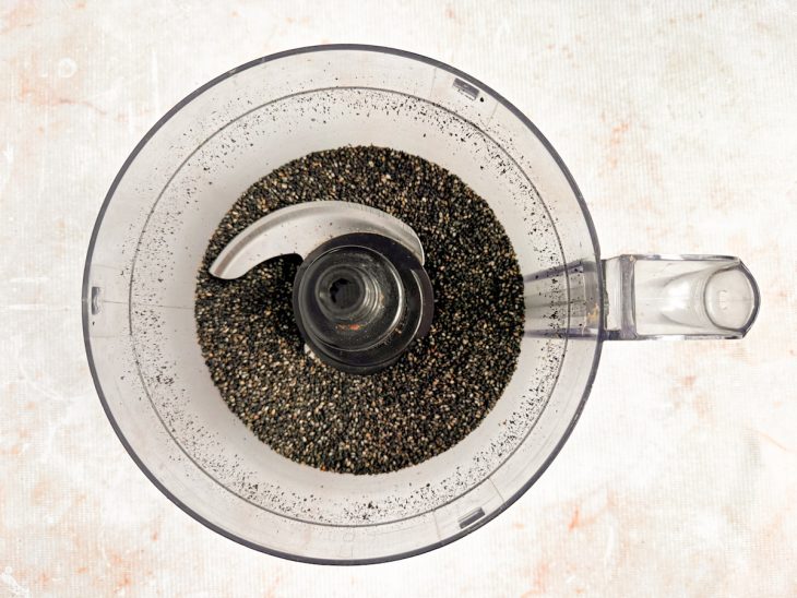 Sementes torradas sendo processadas até virar farinha fina.