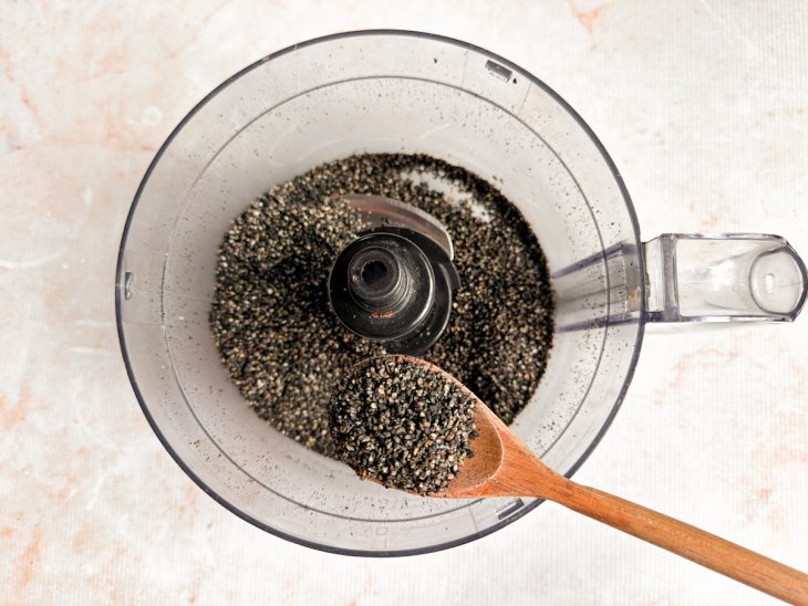 Espátula sendo usada para raspar as laterais do processador.