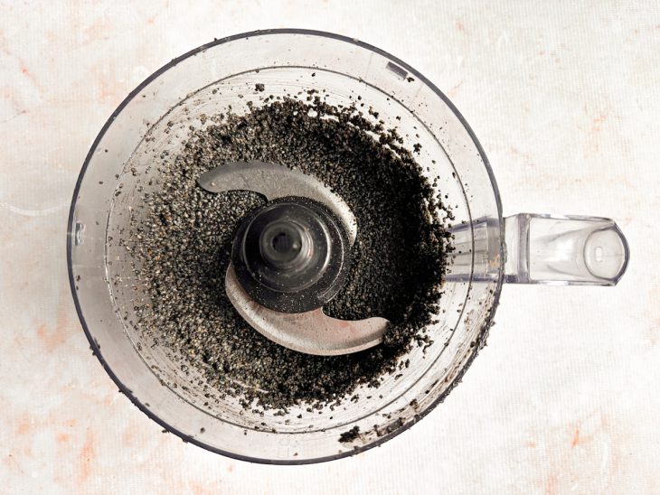 Azeite sendo adicionado aos poucos durante o processamento.