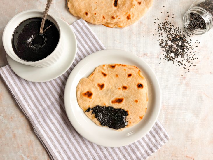 Tahine gourmet servido em tortilha.