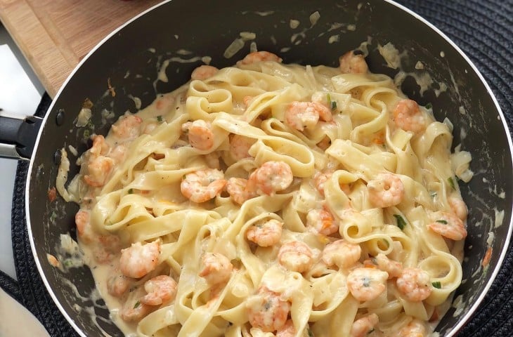 Talharim com camarão e gorgonzola