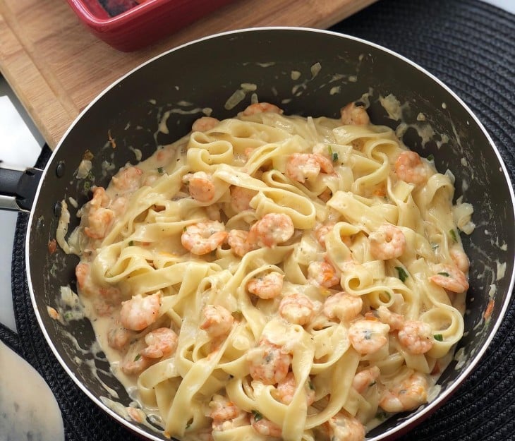 Talharim com camarão e gorgonzola