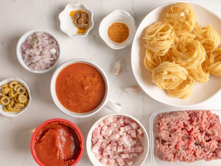 Uma bancada com os ingredientes.
