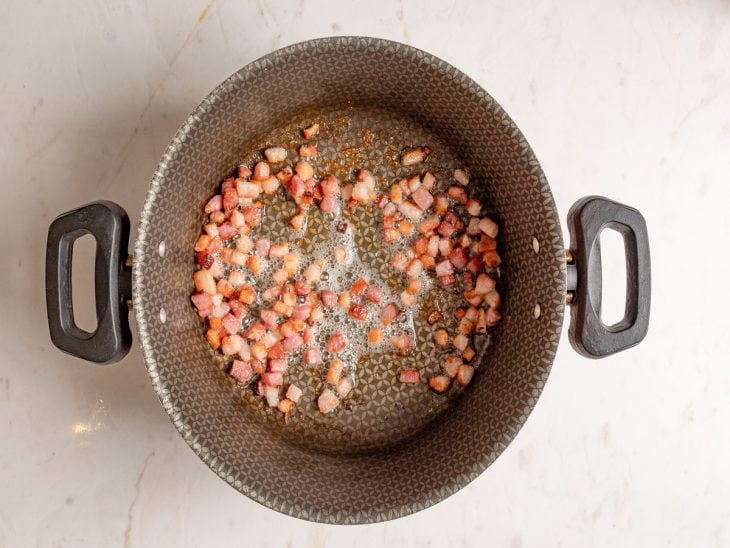 Uma panela com bacon a fritar.