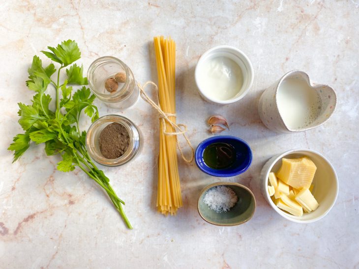Ingredientes para a receita reunidos em uma superfície.