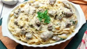 Talharim ao molho branco com tiras de filé mignon