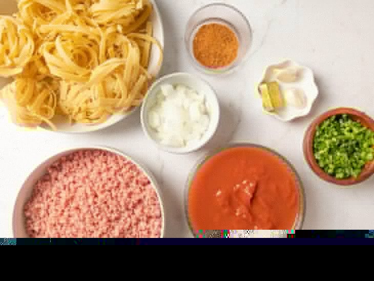 ingredientes para preparar talharim com calabresa