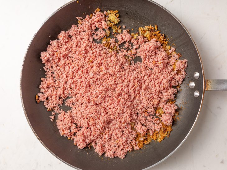 Carne moída na frigideira.