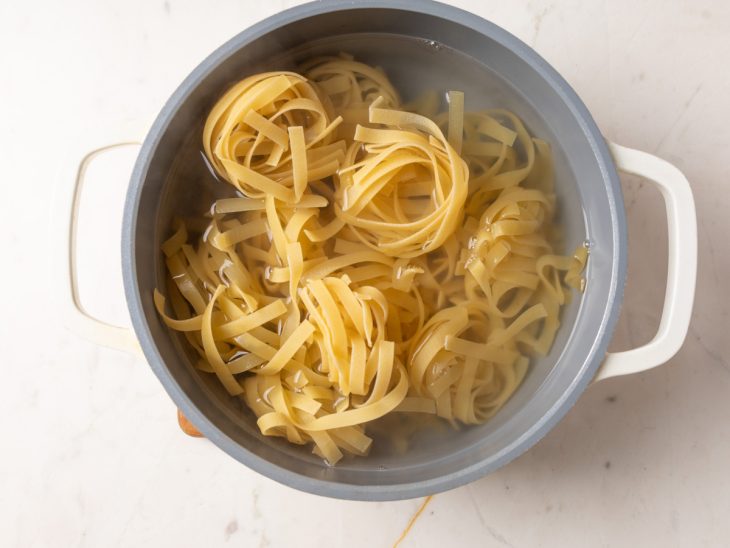 macarrão cozinhando