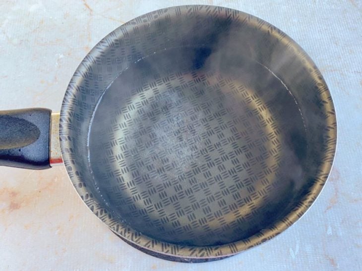 Uma panela com água quente.