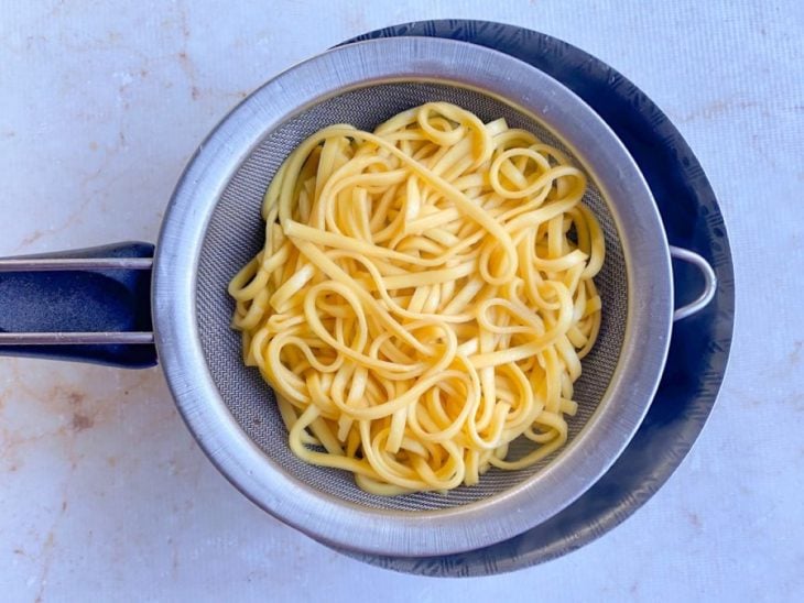 Macarrão cozido e escorrido na peneira.
