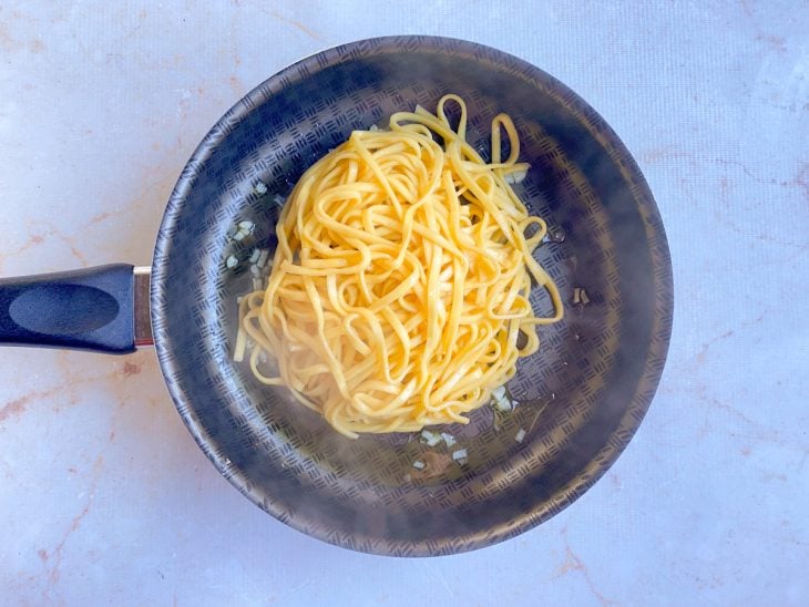 Macarrão adicionado na frigideira com o restante dos ingredientes.