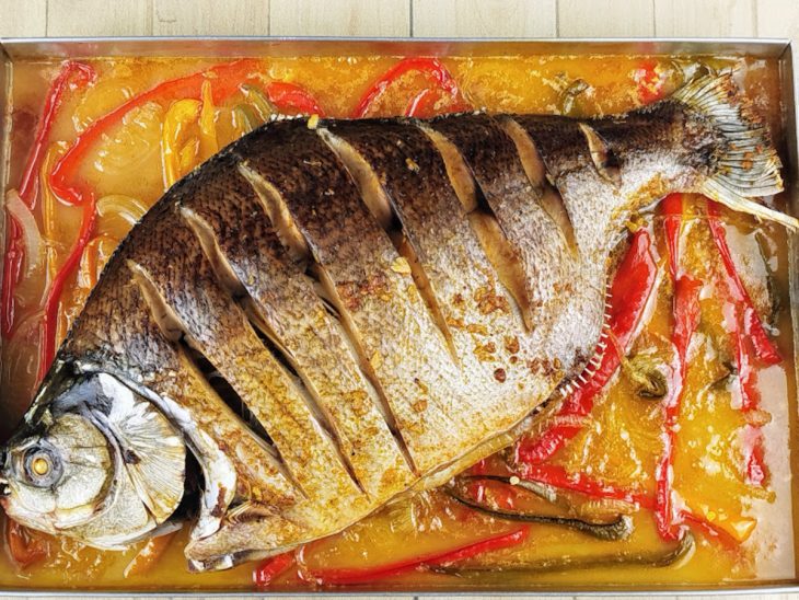Peixe dourado na forma após tempo de forno.