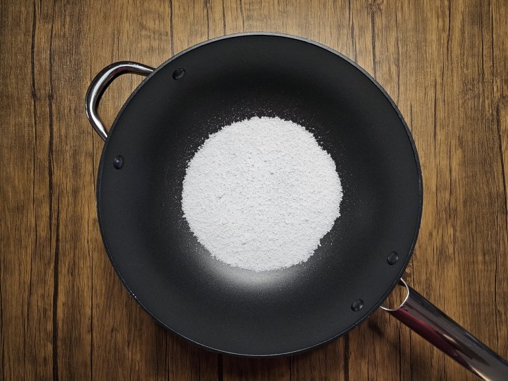 Goma de tapioca em formato redondo em uma frigideira.