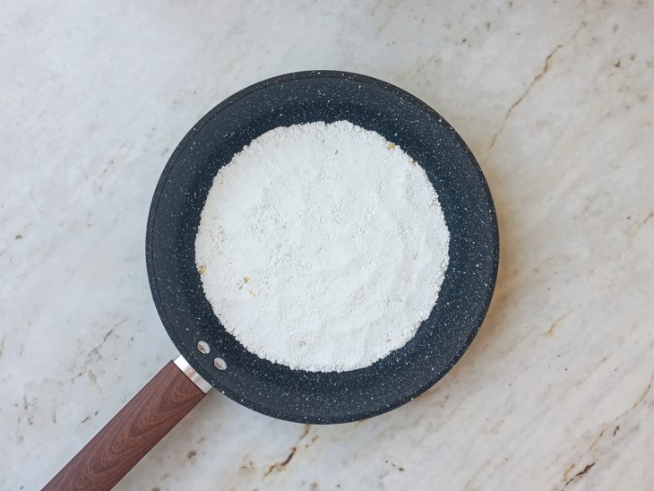 Farinha de tapioca adicionada a frigideira.