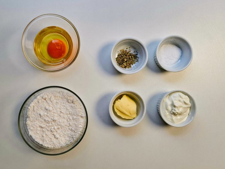 Ingredientes reunidos na bancada.